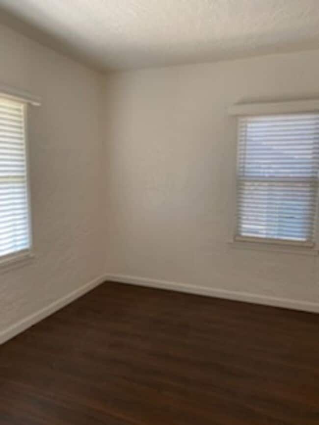 Building Photo - Adorable 2 Bedrooms and 1 bathroom home with large backyard