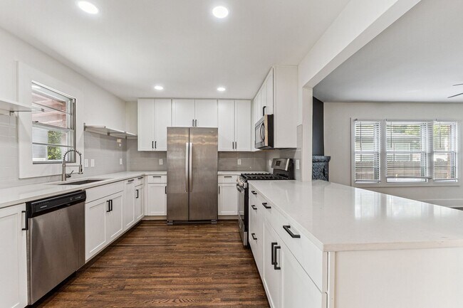 Building Photo - Midtown 3/2 with 2 Car Garage!
