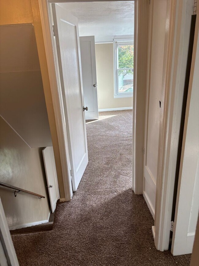 Building Photo - Euclid 2 Bedroom