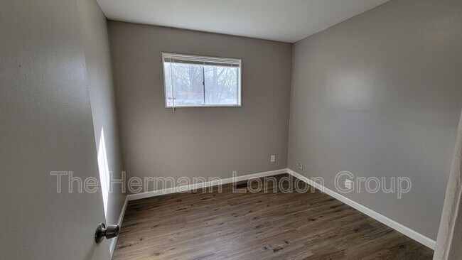 Building Photo - 227 Meadowcrest Dr