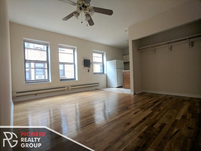 Primary Photo - 811 W Cornelia Ave