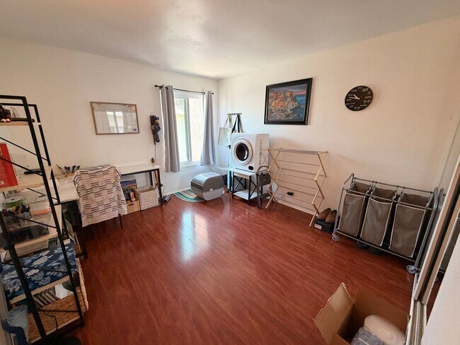 Building Photo - Spacious Westside 2 Bedroom with Balcony, Upgraded Bathrooms & 2 Gated Parking Spaces
