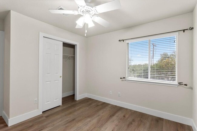 Building Photo - 410 Bandstand Ln