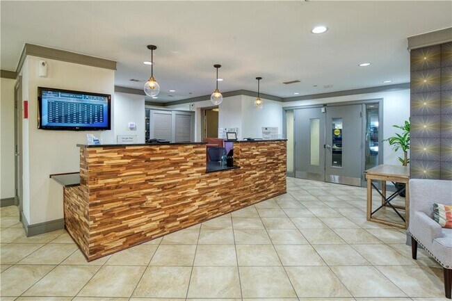 Building Photo - 1101 Juniper St NE