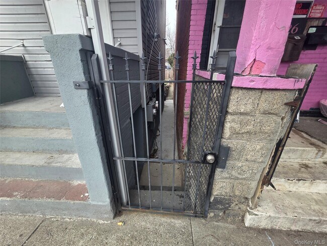 Building Photo - 28 Hasbrouck St