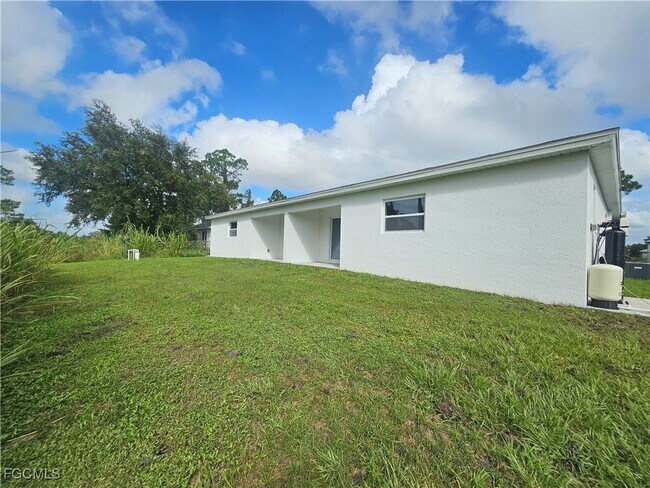 Building Photo - 876 Apartment St