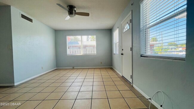 Building Photo - 921 N Wild Olive Ave