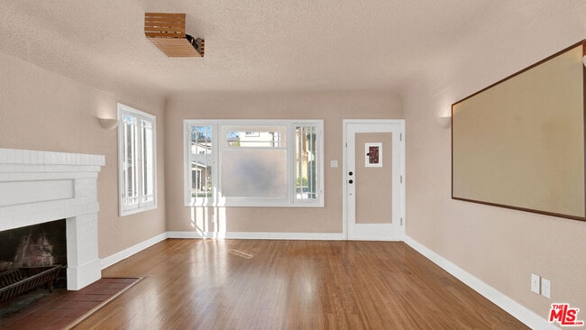 Building Photo - 6180 Oak Crest Way