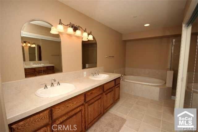 Building Photo - 34075 Silver Lantern St