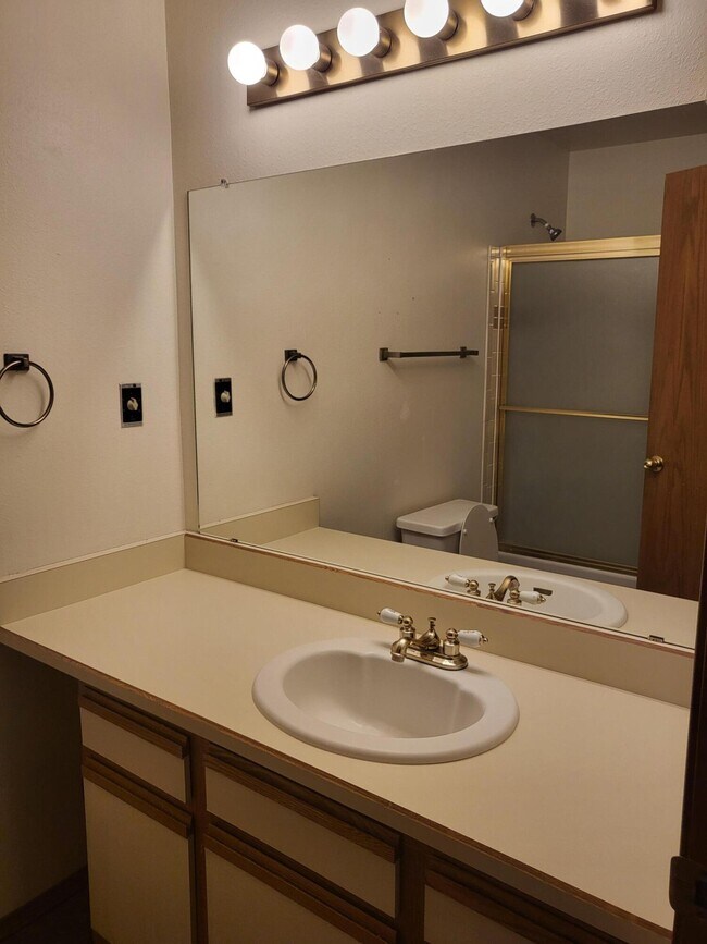 Building Photo - 831 Country Club Dr SE