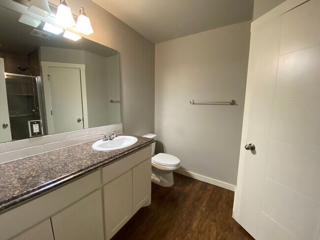 Building Photo - 3 Bed 2 Bath Duplex in Moore Schools!