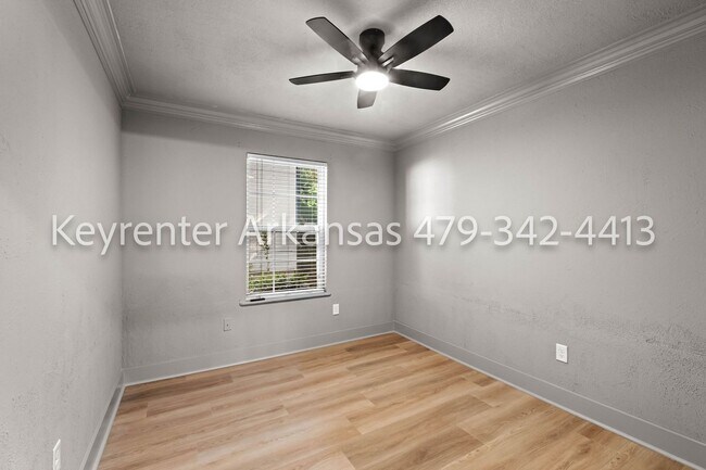 Building Photo - Beautifully renovated 3 bedroom, 2 bath | Fayetteville AR