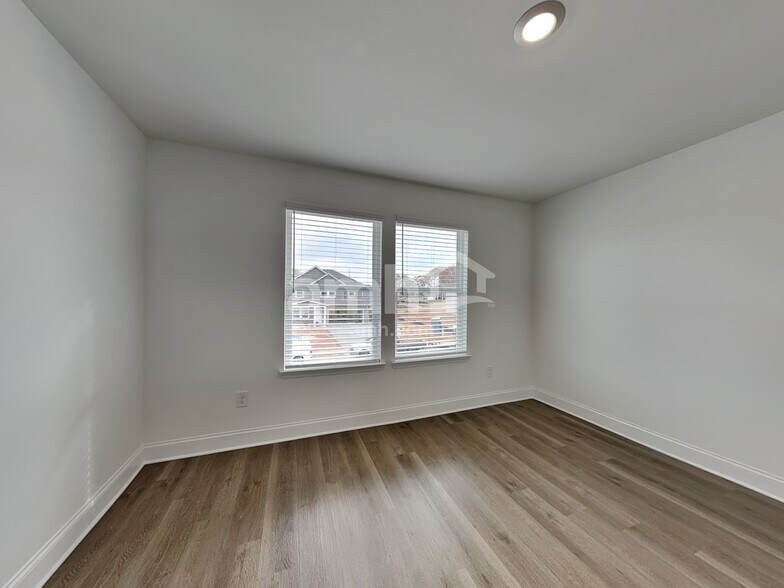 Building Photo - 496 Pointe Dr