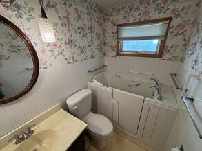 Building Photo - $1450 - 2 Bed 1 Bath Home