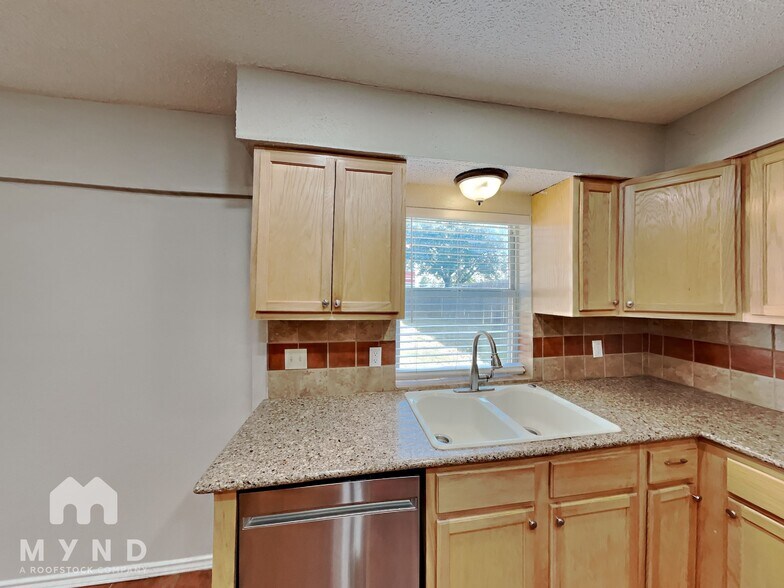 Building Photo - 605 Pyramid Dr