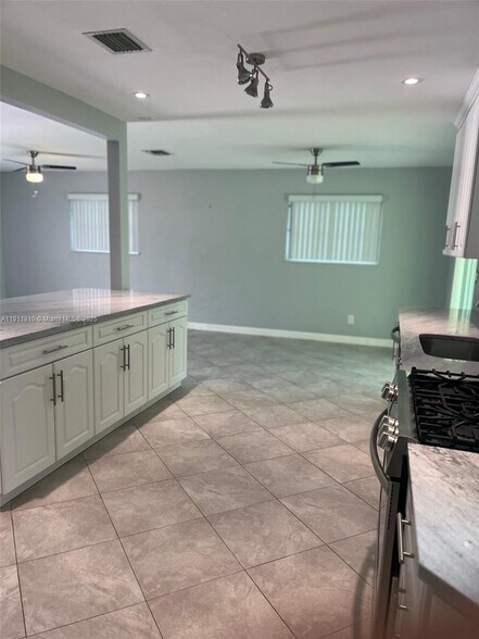 Building Photo - 6255 SW 62nd Ct