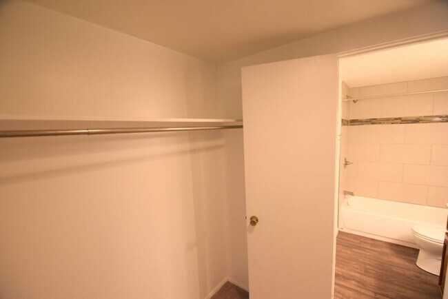 Building Photo - 2 Bedroom Condo Available at The Meadows