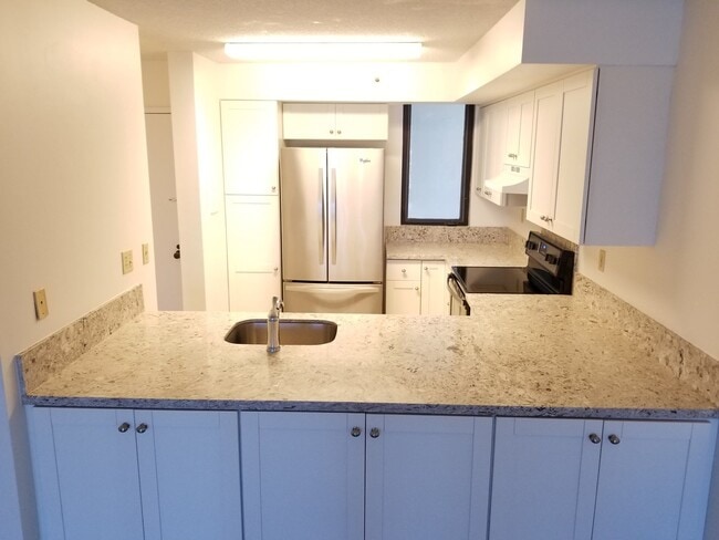 Building Photo - 2 bedroom, 2 bathroom, 2 parking @ Franklin Towers!!
