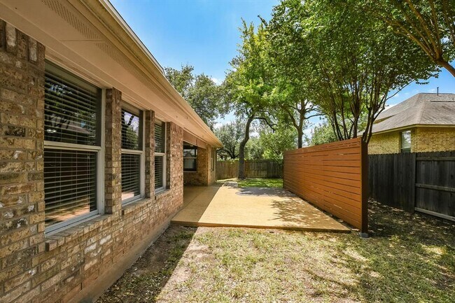 Building Photo - 401 King Eider Ln