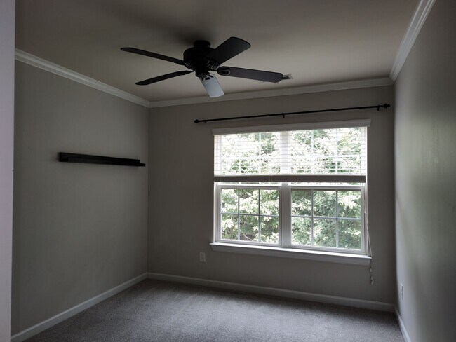 Building Photo - Move-in ready Townhome with in Stone Creek...