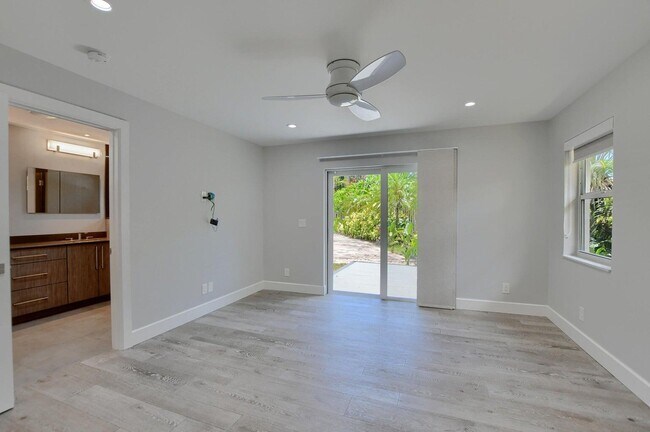Building Photo - 88 SW 10th Dr