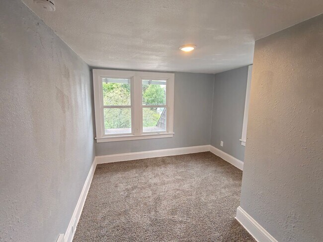 Building Photo - 543 Hoye Ave