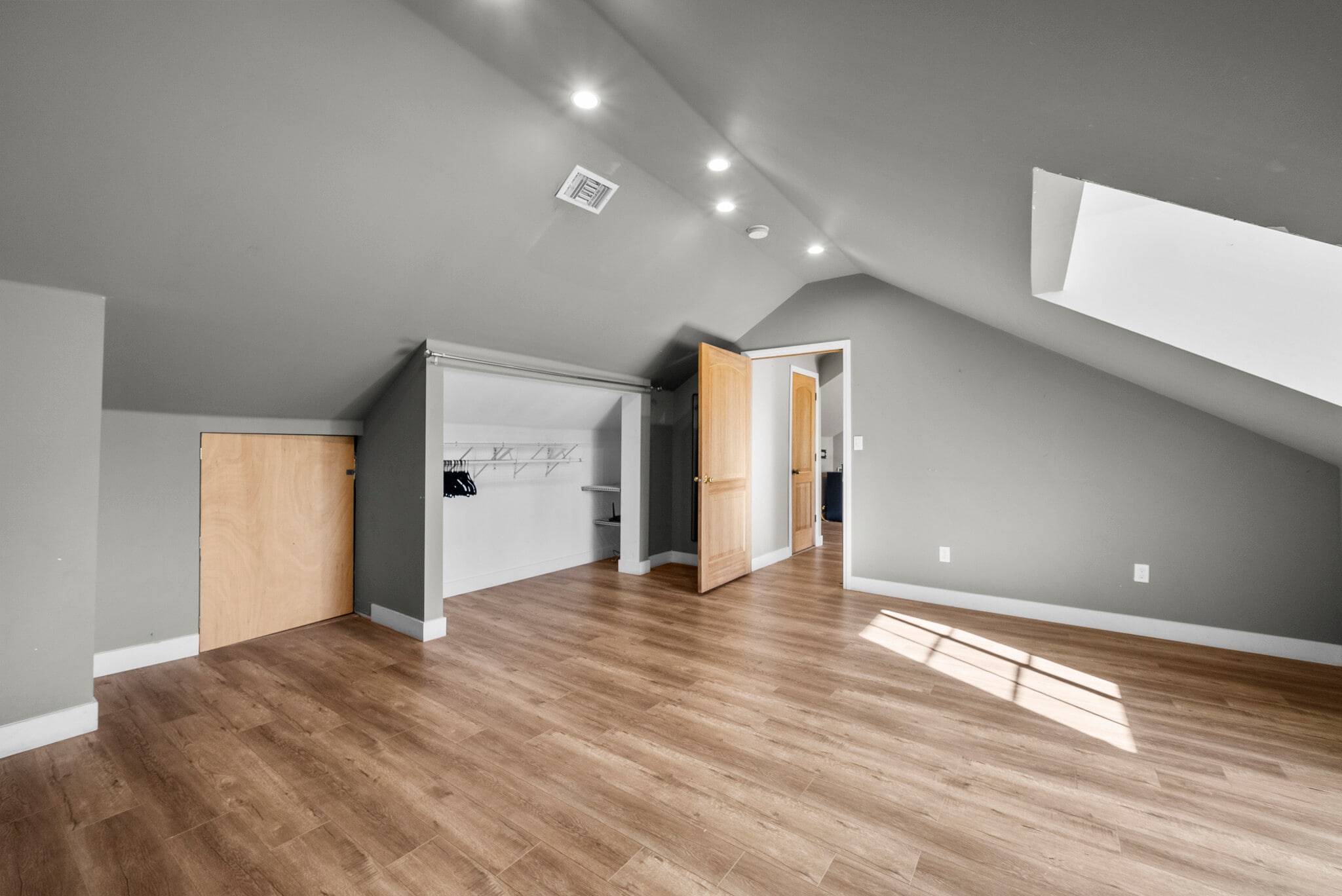 Building Photo - 6223 Simpson Ave