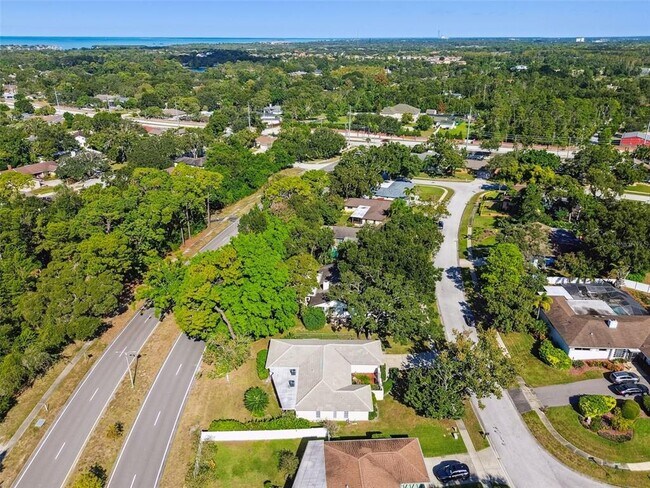 Building Photo - 970 Rolling Hills Dr