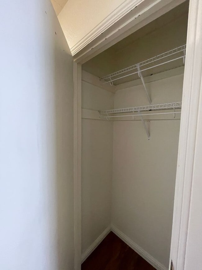 Building Photo - Beautiful and Spacious Pet-Friendly Home!