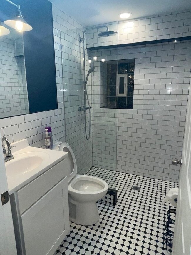 Building Photo - 2437 N Francisco Ave