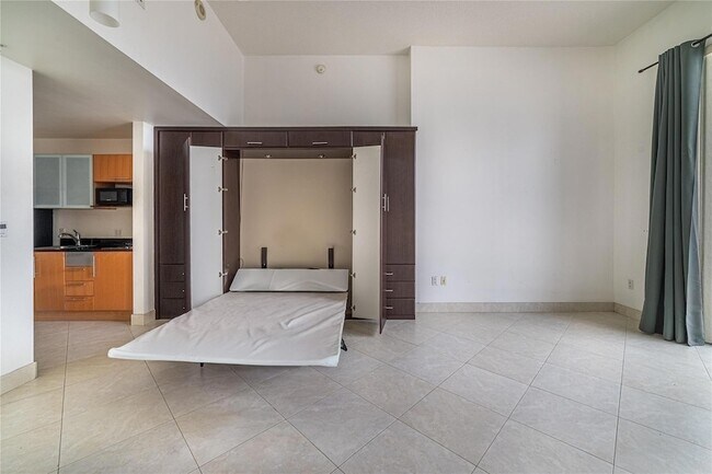 Building Photo - 1750 N Bayshore Dr