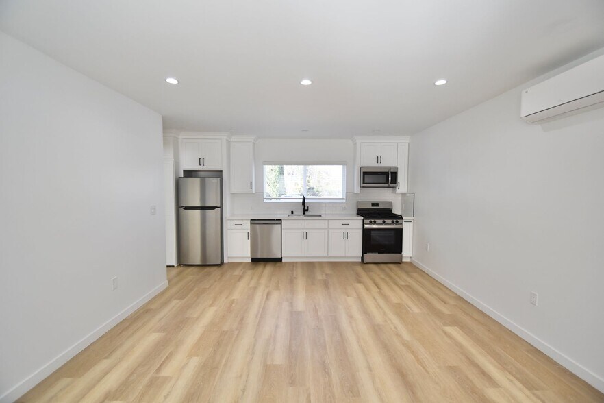 Building Photo - 11645 Moorpark St