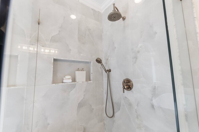 Building Photo - Luxury Furnished Home