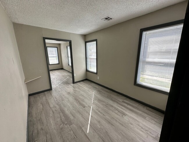 Building Photo - 2 Bed 1 Bath Moore