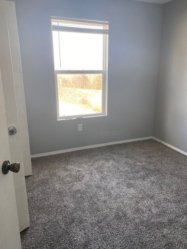 Building Photo - 3 bedroom/2 bath condo unit