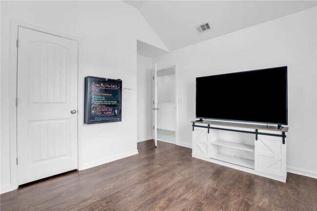 Building Photo - Modern 4 Bedroom South Savannah Home with ...