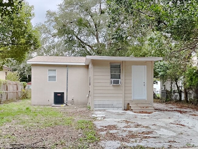 Building Photo - Charming 3 Bed Home with Fenced Yard in Tampa, FL