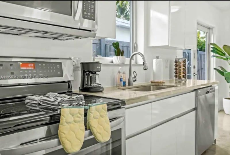 Building Photo - 2200 Lincoln Ave