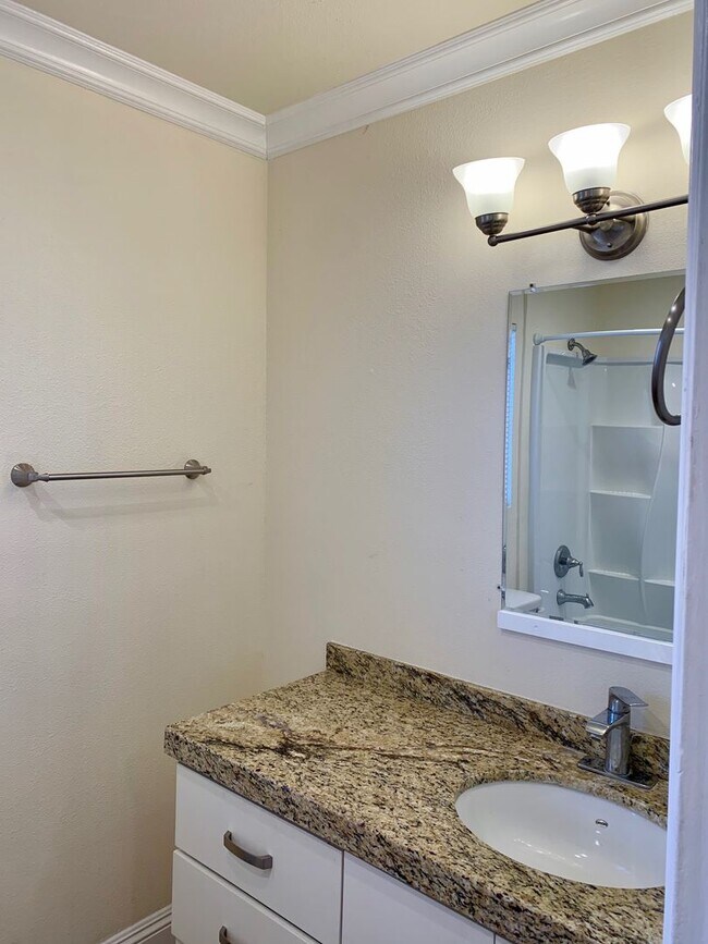 Building Photo - Luxury Upstairs 2 Bedroom Apartment in La ...