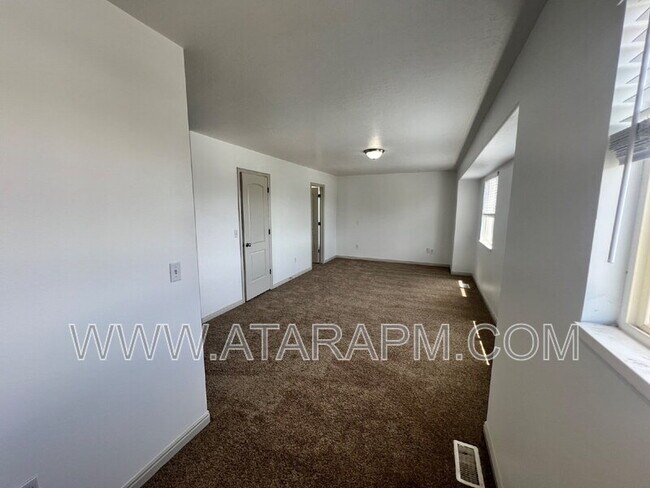 Building Photo - 574 Northlake Dr