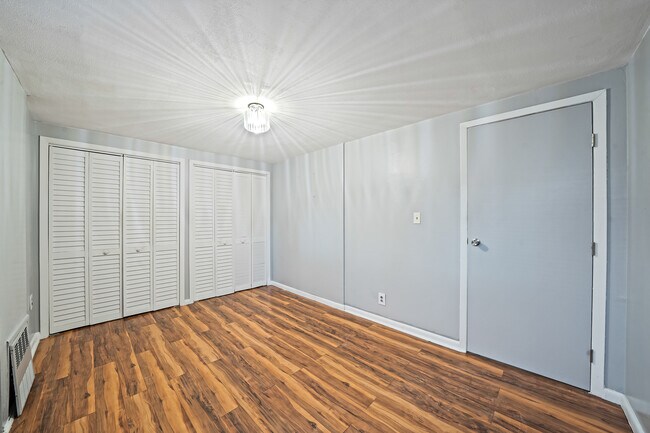 Building Photo - 1318 E 58th St