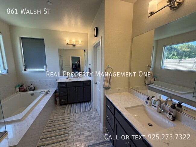 Building Photo - 861 Walsh St