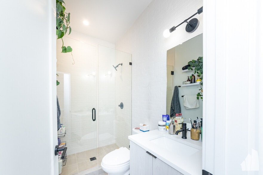 Building Photo - 1334 W Bryn Mawr Ave