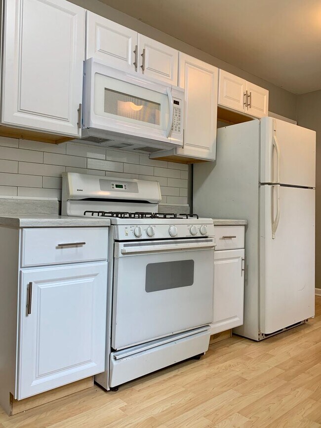 Building Photo - Incredible 4 Bedroom 2 Bathroom Home in Crystal!