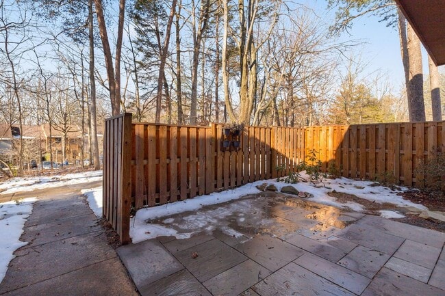 Building Photo - Updated 1800+ sq/ft 3 bdrm 2.5 bath end unit townhome