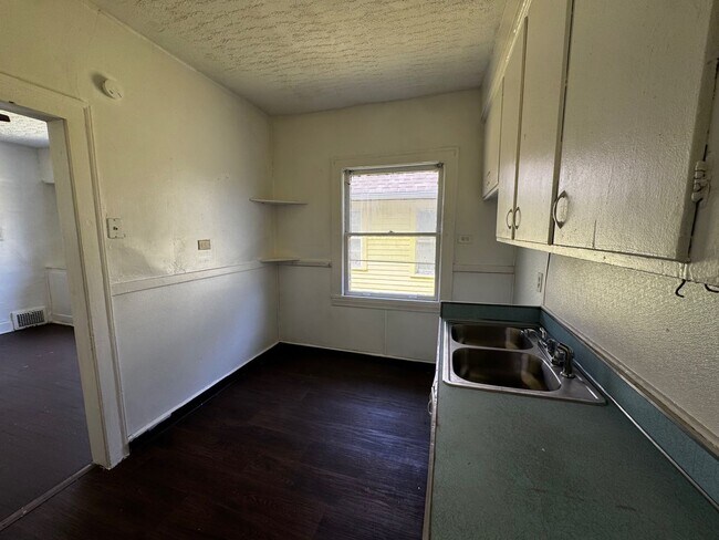 Building Photo - 12633 Edmonton Ave