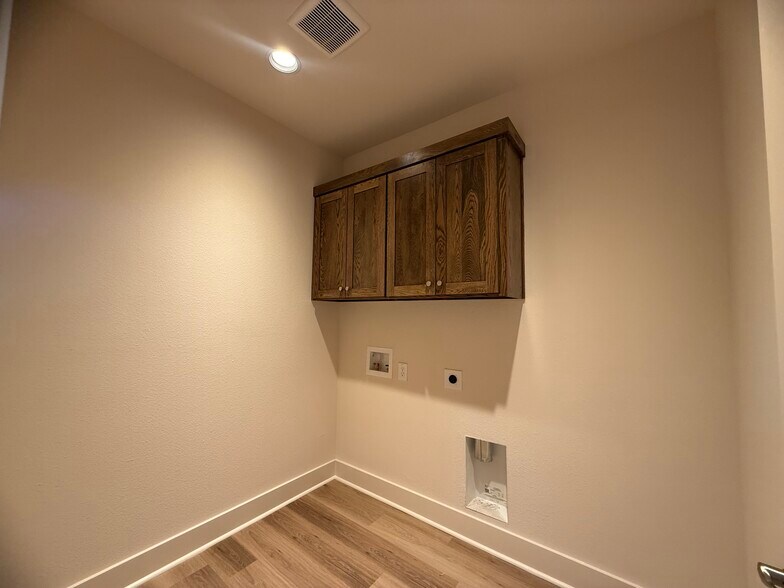 Building Photo - 207 Railroad Ave