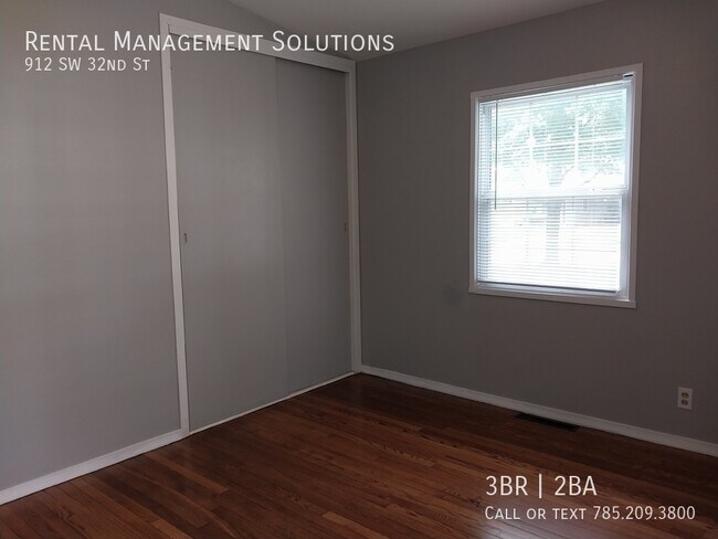Building Photo - *BONUS LIVING ROOM* 912 SW 32nd St- 3 BED/...