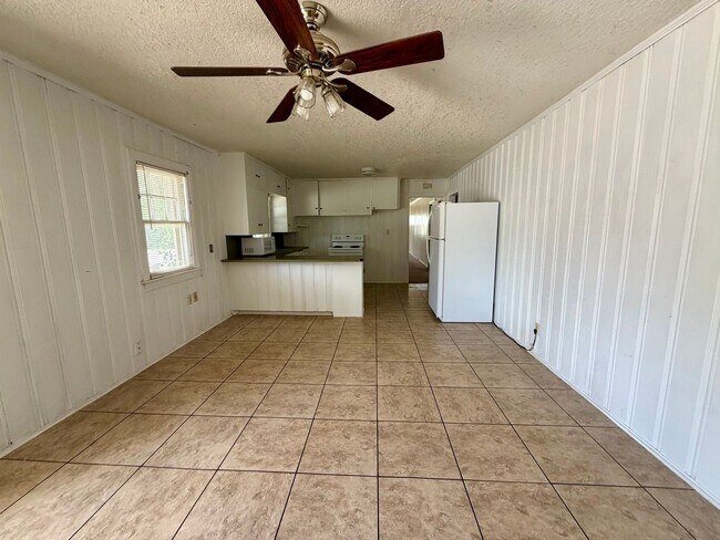 Building Photo - 3 Bedroom and 1 Bathroom Home for rent in Shawnee