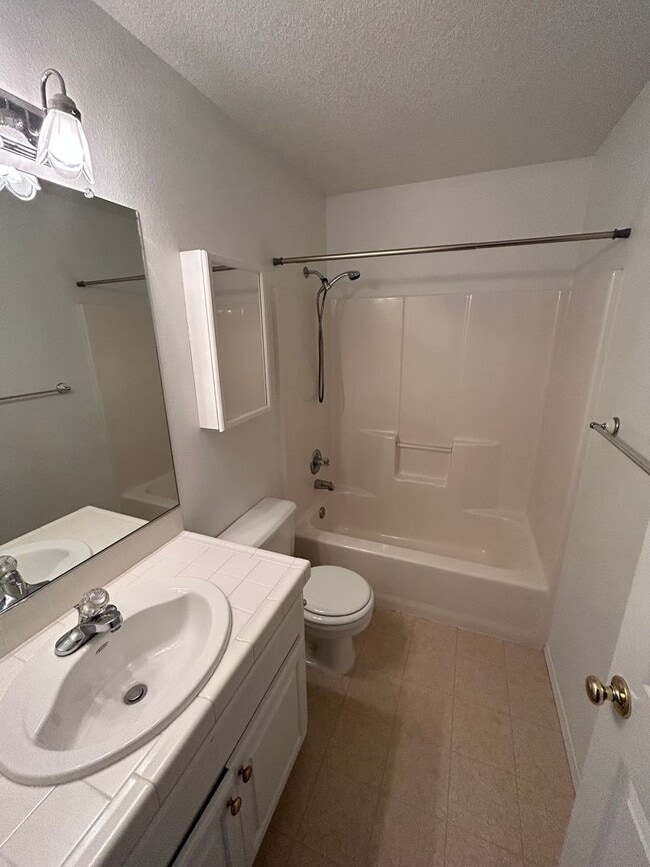 Building Photo - Nice 3 bed/2 1/2 bath near Grandhaven Elem...
